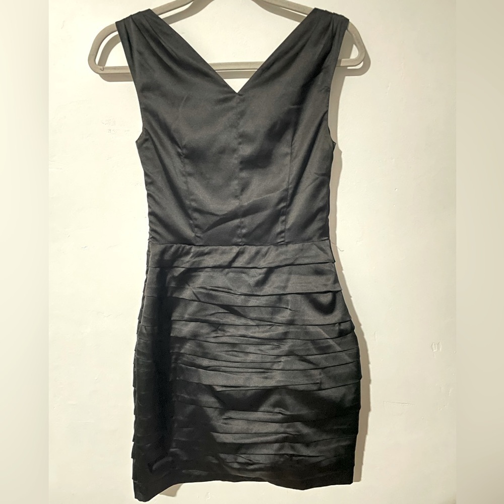 Express Black Ruched V-Neck Bodycon Cocktail Dress – Sleeveless Mini - Picture 2 of 3